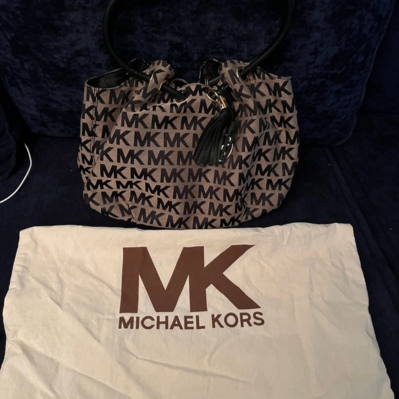 Michael kors round handled hobo handbag - Picture 4 of 7